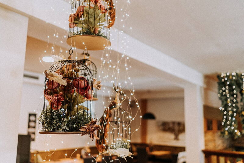 Hängende Blumendekoration mit Lichterketten