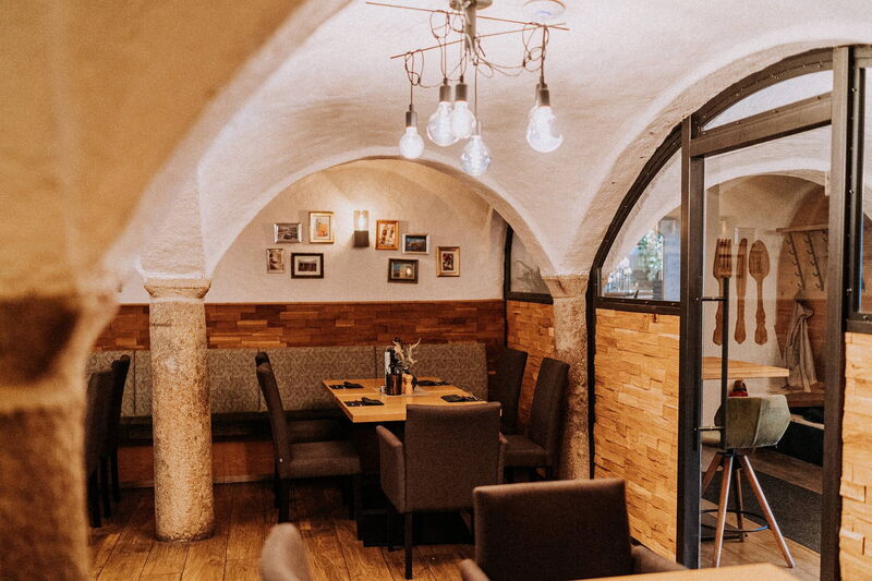 Gewölbenische mit Sitzecke und Glastür