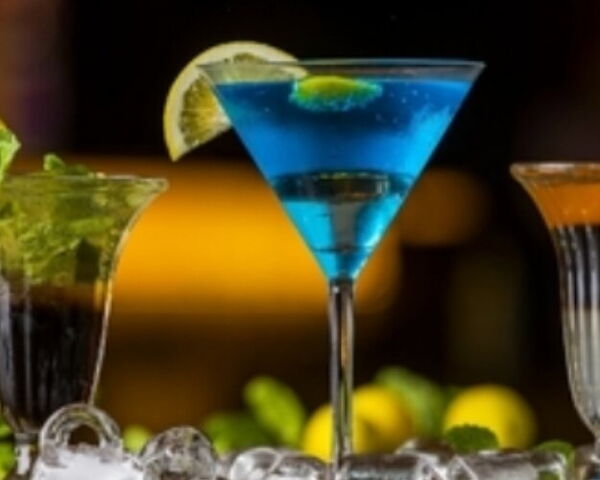 Bunte Cocktails mit Limette und Minze