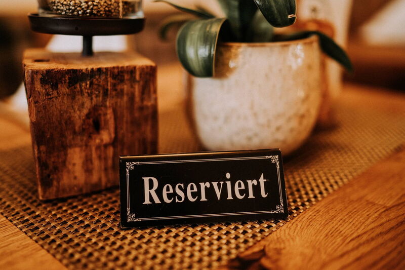 Schild „Reserviert“ auf einem Tisch