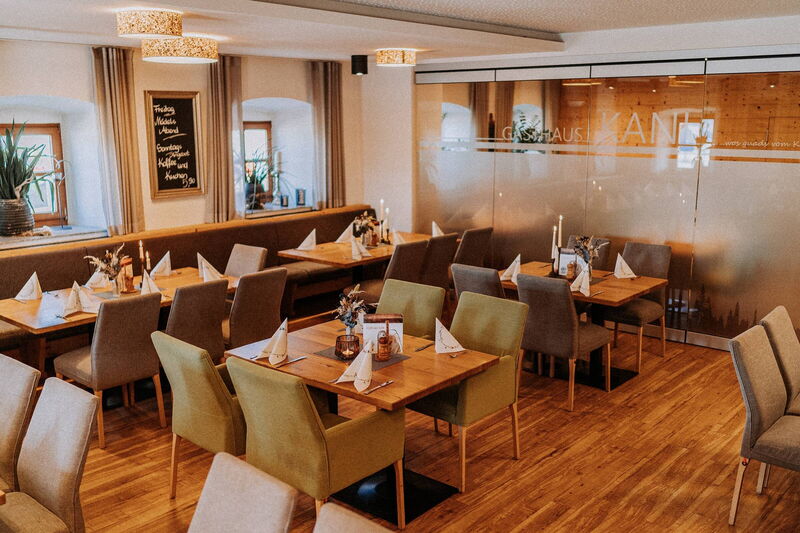 Saal mit Glaswand und gedeckten Tischen