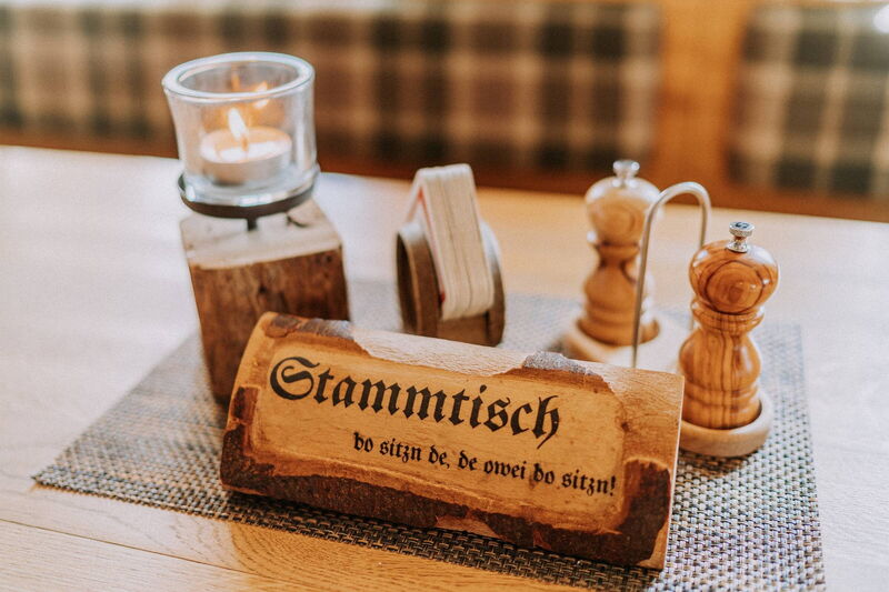 Stammtisch-Schild mit Kerze, Salz- und Pfeffermühle