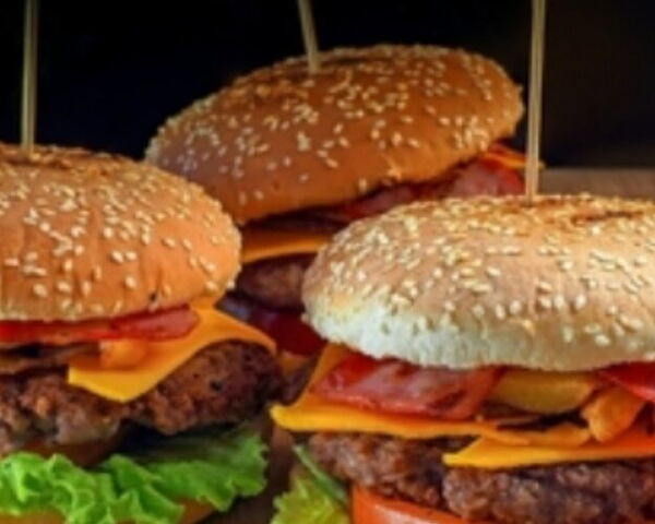 Burger mit Speck, Käse und Salat