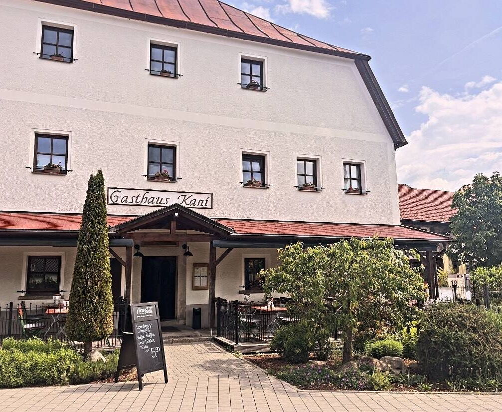 Das Gasthaus Kani in Neureichenau von außen