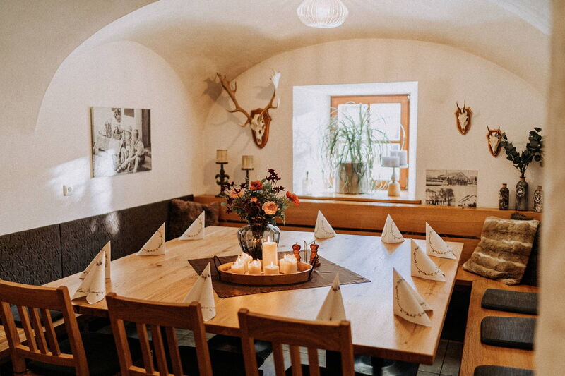 Stube mit Hirschgeweih und gedeckter Tafel