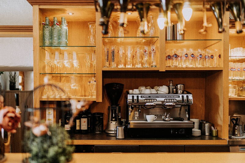 Bar mit Kaffeemaschine und Gläserregal