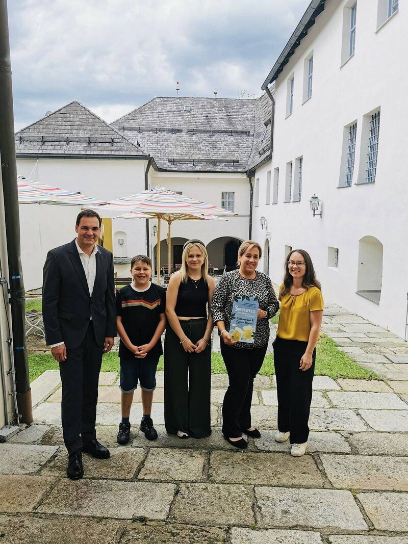 Gruppe von fünf Personen im Hof des Gasthauses